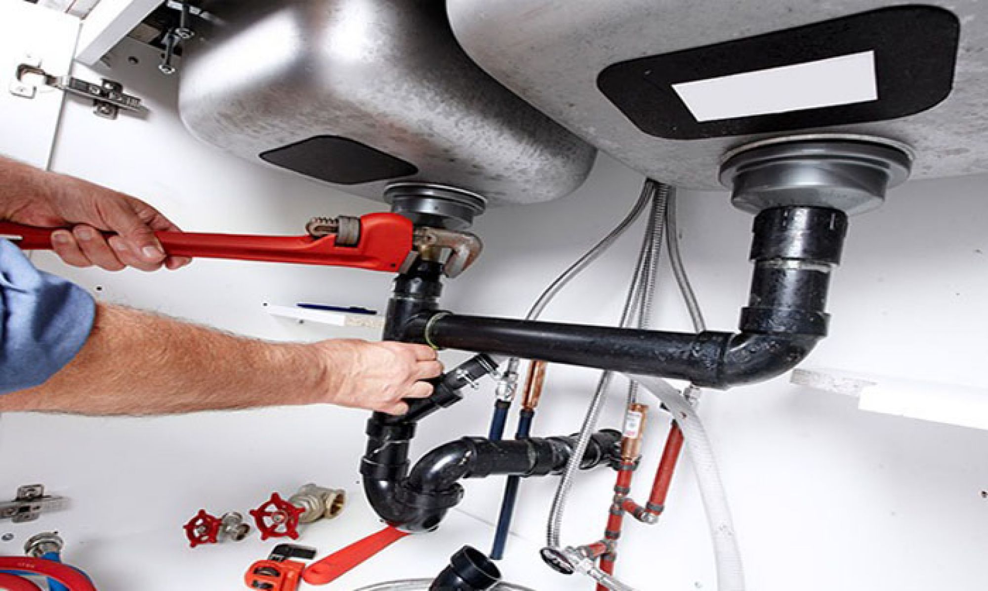 Técnico instalando calefont